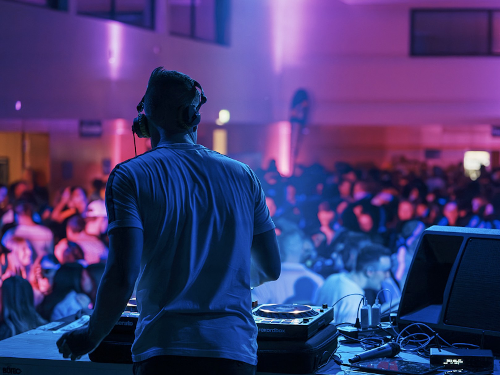 Gala & Award Night – DJ Jonas am Pult vor tanzendem Publikum