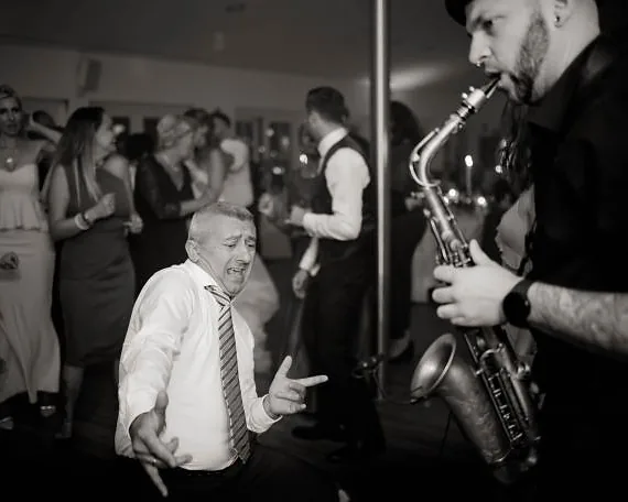 DJ mit Saxophonist – DJ Jonas