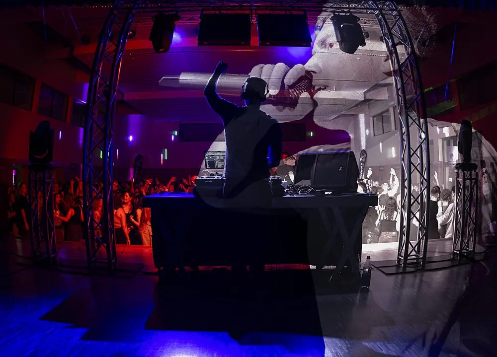 Packed dance floor late in the evening – DJ Jonas