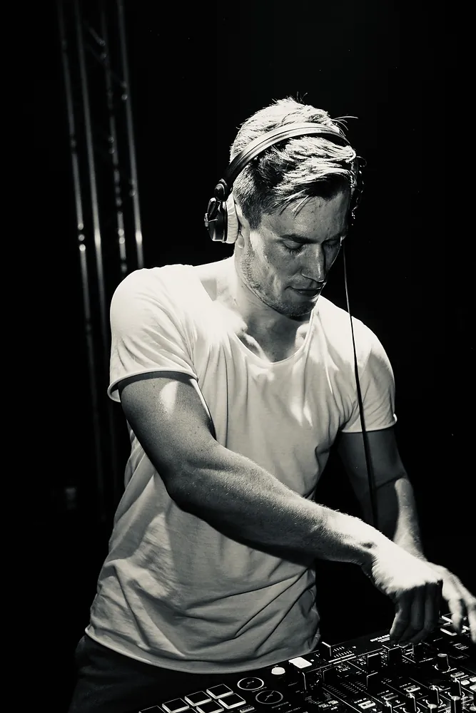 planet radio · the club – DJ Jonas