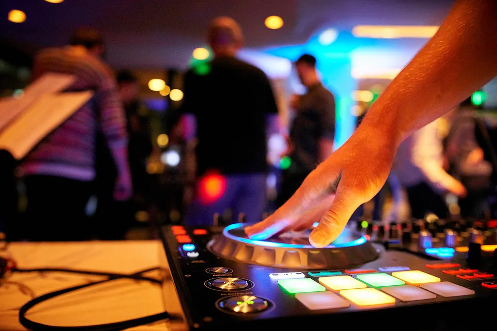 Live music selection – DJ Jonas